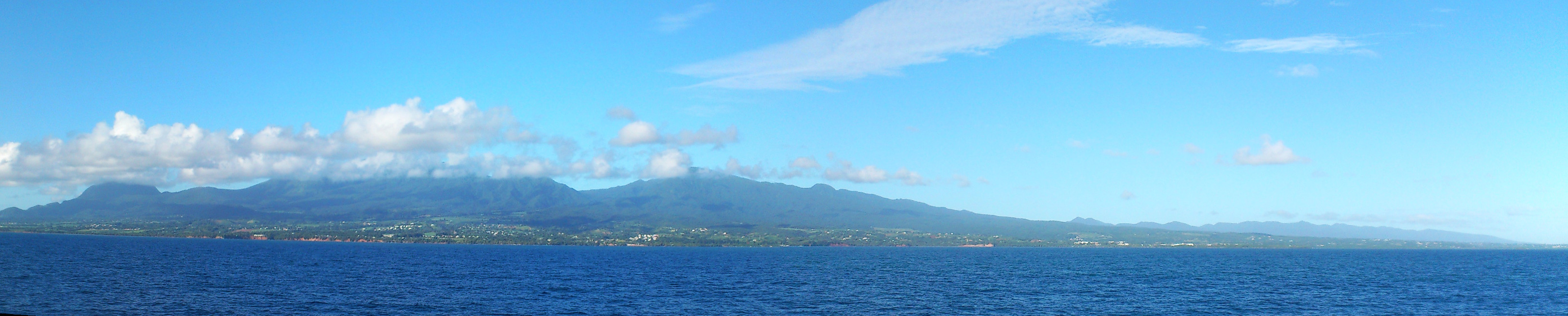 Vue sur l'île de Basse Terre depuis le bateau